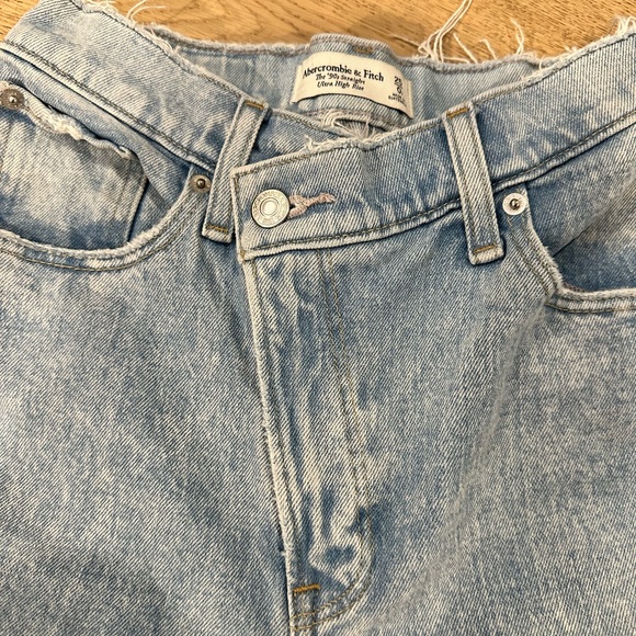 CRISS CROSS JEAN- Abercrombie - Picture 3 of 4